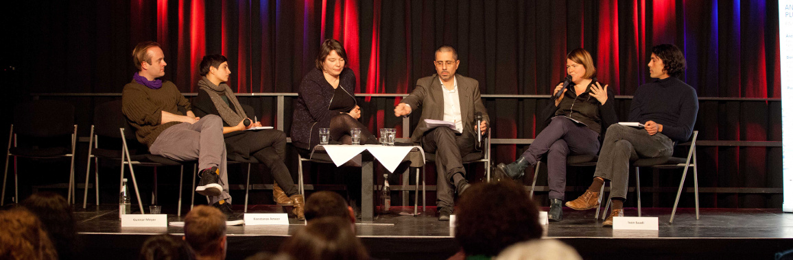 Das Bild zeigt das Podium der Veranstaltung.