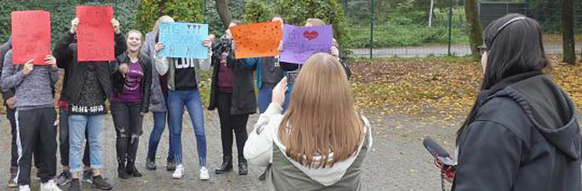 Schüler*innen der Gustav-Heinemann-Gesamtschule „demonstrieren“ gegen Rassismus und Antisemitismus.