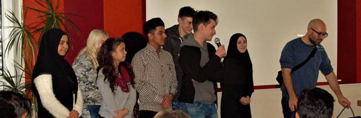 Das Bild zeigt Schülerinnen und Schüler bei der Präsention ihrer Bilder.