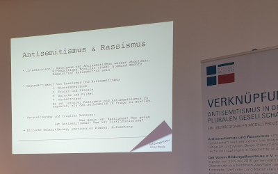 Auf dem Foto ist eine an die Wand geworfene Präsentation zu sehen.