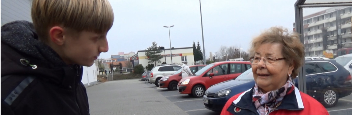 Ein Jugendlicher interviewt eine ältere Frau.