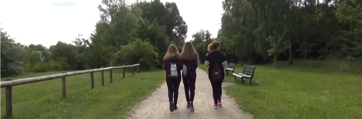 Auf dem Foto: 3 Mädchen aus Brieselang auf der Suche nach Erinnerungsorten