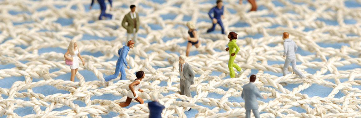 Das Bild zeigt unterschiedliche Figuren, die sich auf einem Netz bewegen.