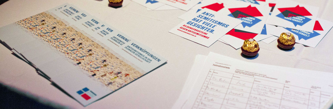 Auf dem Foto ist ein Anmeldetisch des Vereins bei einer Veranstaltung angebildet.