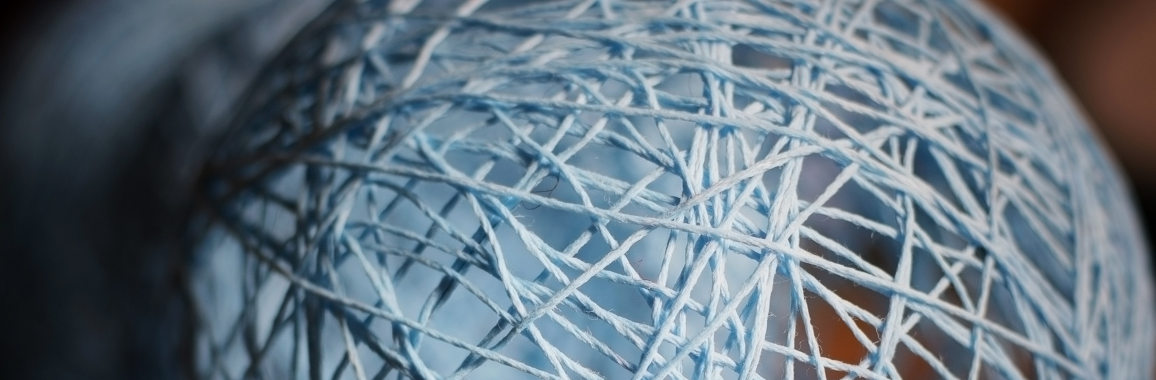 Das Bild zeigt den Ausschnitt einer geflochtenen Kugel.