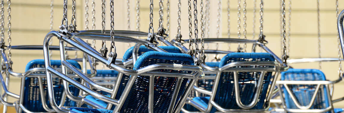 Das Bild zeigt Sitze eines Kettenkarussels.