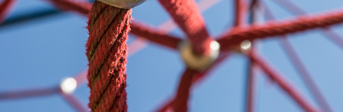 Das Bild zeigt den Ausschnitt eines Klettergerüsts aus Seilen.