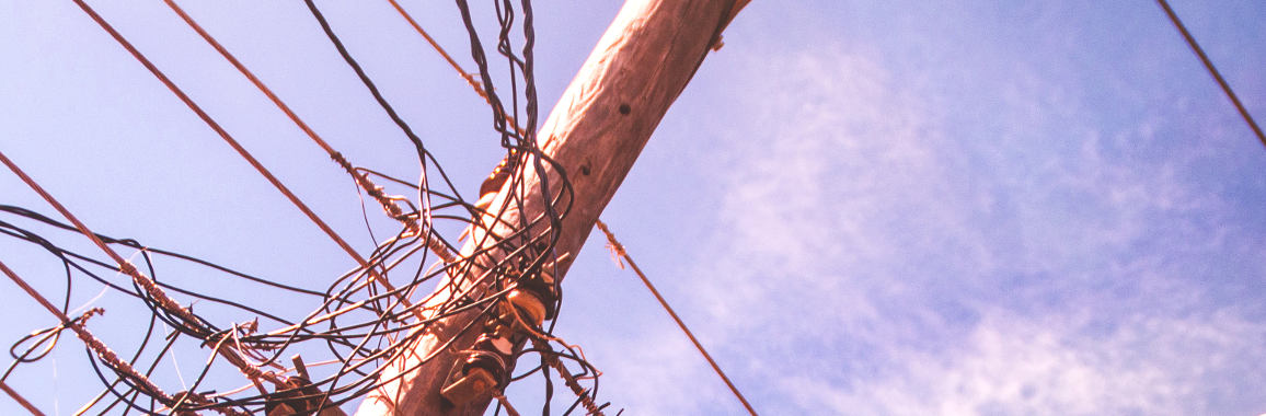 Das Foto zeigt Kabel an einem Strommast.